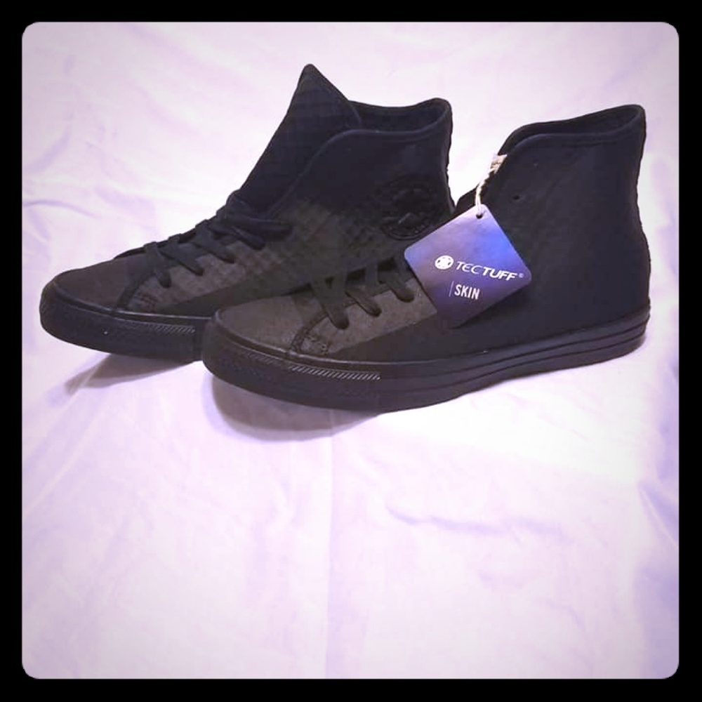 Black converse sneakers